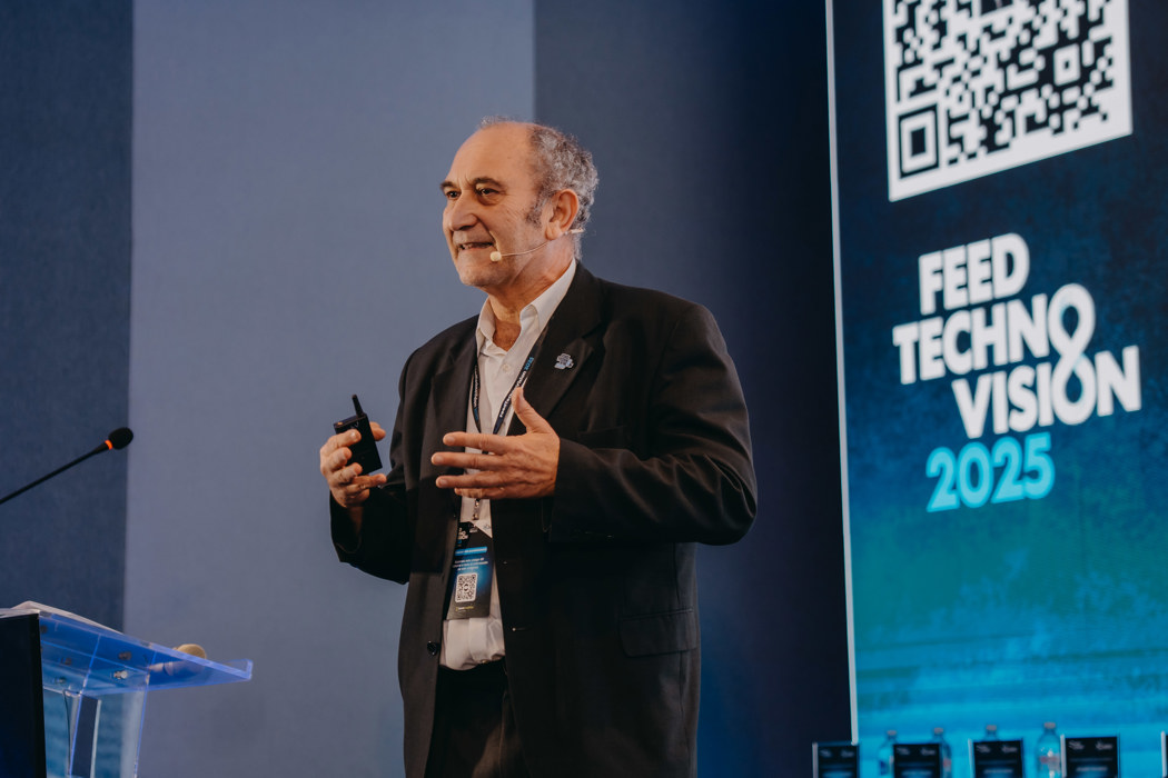 José Maria Bello presenting at FeedTechnoVision